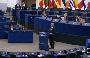 Balla në Sallën Plenare të Parlamentit Europian ndjek debatin. Shqipëria, “favoritja kryesore” për anëtarësim në BE