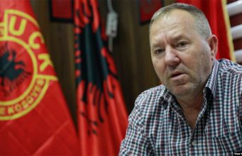 Hysni Gucati sqaron se dokumenti i publikuar nuk i referohet heroit Tahir Sinani, por Tahir Sinanajt. Sipas tij, identiteti u ngatërrua dhe çështja u keqpërdor politikisht.