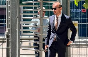 SPAK i komunikon akuzën për pastrim parash, biznesmeni Pandeli Carapuli paraqitet në Prokurorinë e Posaçme, lidhet me dosjen e vilës së sekuestruar në Dhërmi zyrtarisht nën hetim