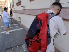 Protestuesit rrethojnë Ministrinë e Brendshme me tela me gjemba
