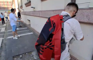 Protestuesit rrethojnë Ministrinë e Brendshme me tela me gjemba
