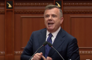 “Ti je gjobaxhi” / Balla, i ashpër me deputetin Shehaj: Me çfarë mandati i përfaqëson protestuesit? Je hajdut i të dhënave personale dhe gjobaxhi