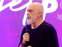 “Ne jemi shpëtimtarët, jo tradhtarët”/ Kryeministri sulmon protestuesit, blogerët dhe kritikët e projektit