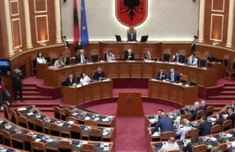 Miratohet “Amnistia”me 84 vota/ Rama shkon në sallë. Opozita braktis Kuvendin, Shehaj përjashtohet