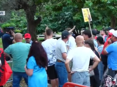 Protestuesit rrethojnë Parlamentin me pankarta