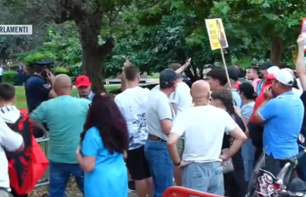 Protestuesit rrethojnë Parlamentin me pankarta