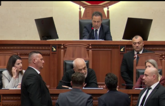 Video/ A e rekrutoi Rama “flamingon” më të famshme? Gonja zbutet në bisedë me kryeministrin