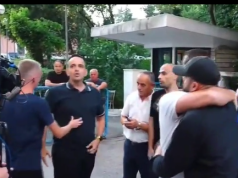 Video/ Protestuesit “zbarkojnë” te selia e PD-së, përplasje me militantët blu