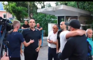 Video/ Protestuesit “zbarkojnë” te selia e PD-së, përplasje me militantët blu