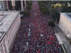 “Kryeministria e rrethuar”, protestuesit marshojnë rreth godinës së qeverisë dhe kërkojnë dorëheqjen e Ramës