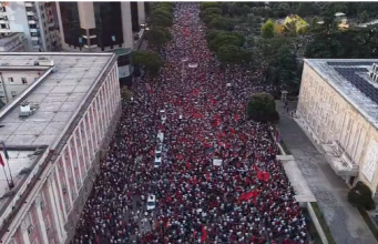 “Kryeministria e rrethuar”, protestuesit marshojnë rreth godinës së qeverisë dhe kërkojnë dorëheqjen e Ramës
