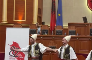 Vallja çame në Kuvend! Shqipëria përkujton 82-vjetorin e gjenocidit