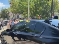 Protestë para Kuvendit/ Protestuesit përplasen me policinë, rrethojnë Tërmet Peçin dhe godasin me vezë makinat e deputetëve e ministrave