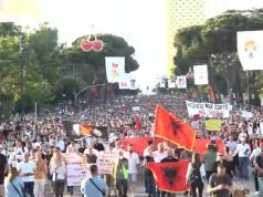 “Shqipëria nuk është në shitje”, mijëra qytetarë protestojnë para Kryeministrisë. Thirrje për dorëheqjen e Ramës
