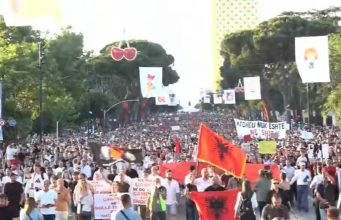 “Shqipëria nuk është në shitje”, mijëra qytetarë protestojnë para Kryeministrisë. Thirrje për dorëheqjen e Ramës