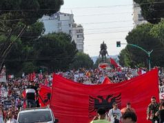 “Na quajtën iranianë e grekë”/ Protestuesi nga Kosova sulmon Ramën: Bashkëpuno me Kurtin, jo me serbët!