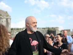 Rama me flamingo në Shkodër. Mesazhe për Zvërnecin, opozitën dhe protestat