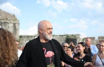 Rama me flamingo në Shkodër. Mesazhe për Zvërnecin, opozitën dhe protestat