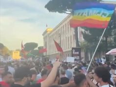 Rama dënon incidentin me flamurin LGBTQI. Kryeministri reagon pas tensioneve në protestë: Turp për bullizuesit, solidaritet me të riun që u vu në shënjestër