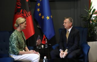 Balla takim me Nancy VanHorn: Shqipëri-SHBA, partneritet strategjik në nivel të shkëlqyer