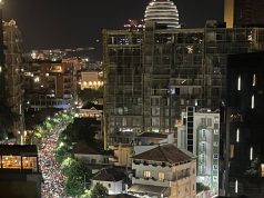Video/ Protestuesit përshkojnë kilometra në kryeqytet dhe mbërrijnë në Sheshin Skënderbej