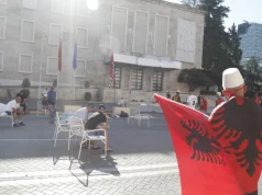 Policia heq karriget e protestuesve para Kryeministrisë