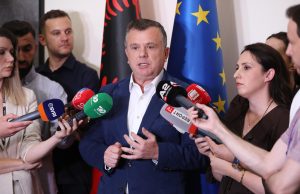 Balla sfidon protestuesit: Sillni kërkesat në Kuvend, jo përmes Berishës