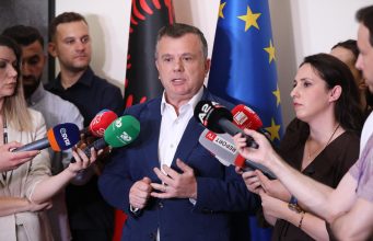Balla sfidon protestuesit: Sillni kërkesat në Kuvend, jo përmes Berishës