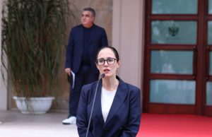 Vuvuzela dhe thirrje për dorëheqje para Kryeministrisë, Ibrahimaj dhe Gonxhja u përgjigjen protestuesve