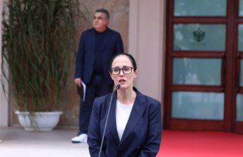Vuvuzela dhe thirrje për dorëheqje para Kryeministrisë, Ibrahimaj dhe Gonxhja përgjigjen protestuesve