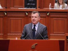 Balla: Protesta mundi opozitën, jo PS-në. Kreu i Grupit Parlamentar socialist: Protestuesit ju quajnë “opozitë e shitur”, Partinë Socialiste nuk e mund dot protesta