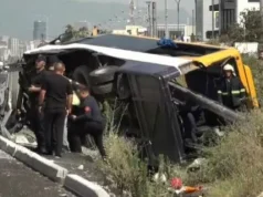 Policia korrigjon bilancin e aksidentit në Tiranë: Një viktimë, 12 të plagosur. Ndërron jetë drejtuesi i autobusit, 7 të plagosur janë në gjendje të rëndë. Fëmija që fillimisht u raportua viktimë u rikthye në jetë pas reanimimit
