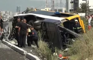 Policia korrigjon bilancin e aksidentit në Tiranë: Një viktimë, 12 të plagosur. Ndërron jetë drejtuesi i autobusit, 7 të plagosur janë në gjendje të rëndë. Fëmija që fillimisht u raportua viktimë u rikthye në jetë pas reanimimit