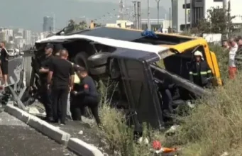Policia korrigjon bilancin e aksidentit në Tiranë: Një viktimë, 12 të plagosur. Ndërron jetë drejtuesi i autobusit, 7 të plagosur janë në gjendje të rëndë. Fëmija që fillimisht u raportua viktimë u rikthye në jetë pas reanimimit