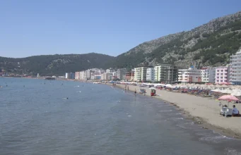 Tragjedi në Shëngjin/ Dallgët marrin dy të rinj në Ranën e Hedhun, dy të tjerë në gjendje të rëndë