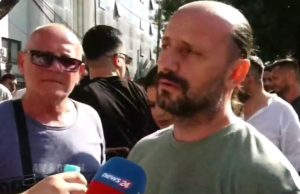 Lirohen 3 protestues/ Aktivisti Dritan Goxhaj dhe dy protestues dalin nga komisariati, pritet lirimi i katër të tjerëve