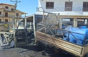 Terror në Panaja! I vuri flakën kamionit dhe qëlloi me armë pas sherrit për rrugën e fshatit (Video)