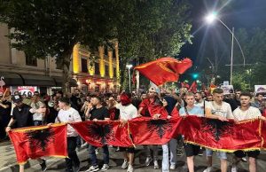 Arben Kola thirrje për protestë: “Nesër të jetë çdo shqiptar në Tiranë”
