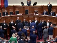 Kuvendi në kaos! Peleshi ndërpret sërish seancën, PD bllokon foltoren