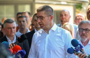 Mickoski paralajmëron ndryshime të mëdha në qeveri: Nga ministrat te drejtorët