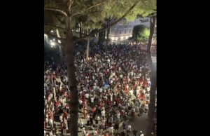 Dita e 15-të e protestës, marshimi pushton Tiranën! Protestuesit drejt Laprakës me thirrje kundër Ramës