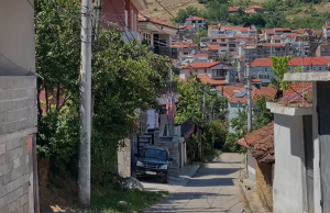 Pogradec, 30-vjeçari plagos me thikë bashkëshorten dhe përfundon në polici