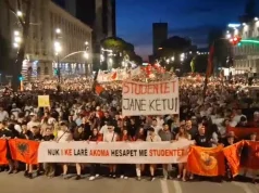 Mbi 5 orë protestë në Tiranë, organizatorët ndryshojnë strategjinë pas bllokimit të Rinasit