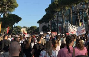 Protestuesit shpallin pesë kërkesa: Nuk do të ndalemi deri në largimin e Ramës dhe rrëzimin e qeverisë