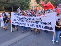 “Pa dorëheqje, s’ka dialog”/ Nis protesta e tretë për Zvërnecin, qytetarët marshojnë drejt Kryeministrisë