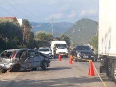 Aksident tragjik në Elbasan, humb jetën 19-vjeçari pasi makina doli nga rruga
