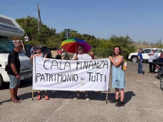 Itali, qindra vetë protestojnë kundër resortit luksoz pranë Tavolarës, pritet vendimi i gjykatës