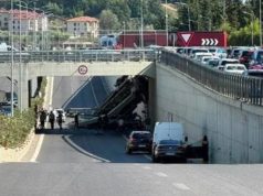 Aksident tragjik te mbikalimi pranë Saukut/ Betonierja doli nga rruga pasi u përplas me një automjet.Një person humbi jetën, dy të tjerë mbetën të plagosur.