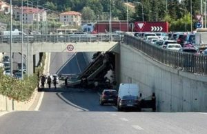 Aksident tragjik te mbikalimi pranë Saukut/ Betonierja doli nga rruga pasi u përplas me një automjet.Një person humbi jetën, dy të tjerë mbetën të plagosur.