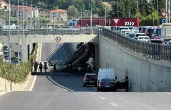 Aksident tragjik te mbikalimi pranë Saukut/ Betonierja doli nga rruga pasi u përplas me një automjet.Një person humbi jetën, dy të tjerë mbetën të plagosur.